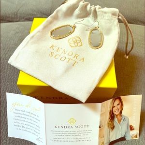 New Kendra Scott Elle Gold Earrings in White Pearl